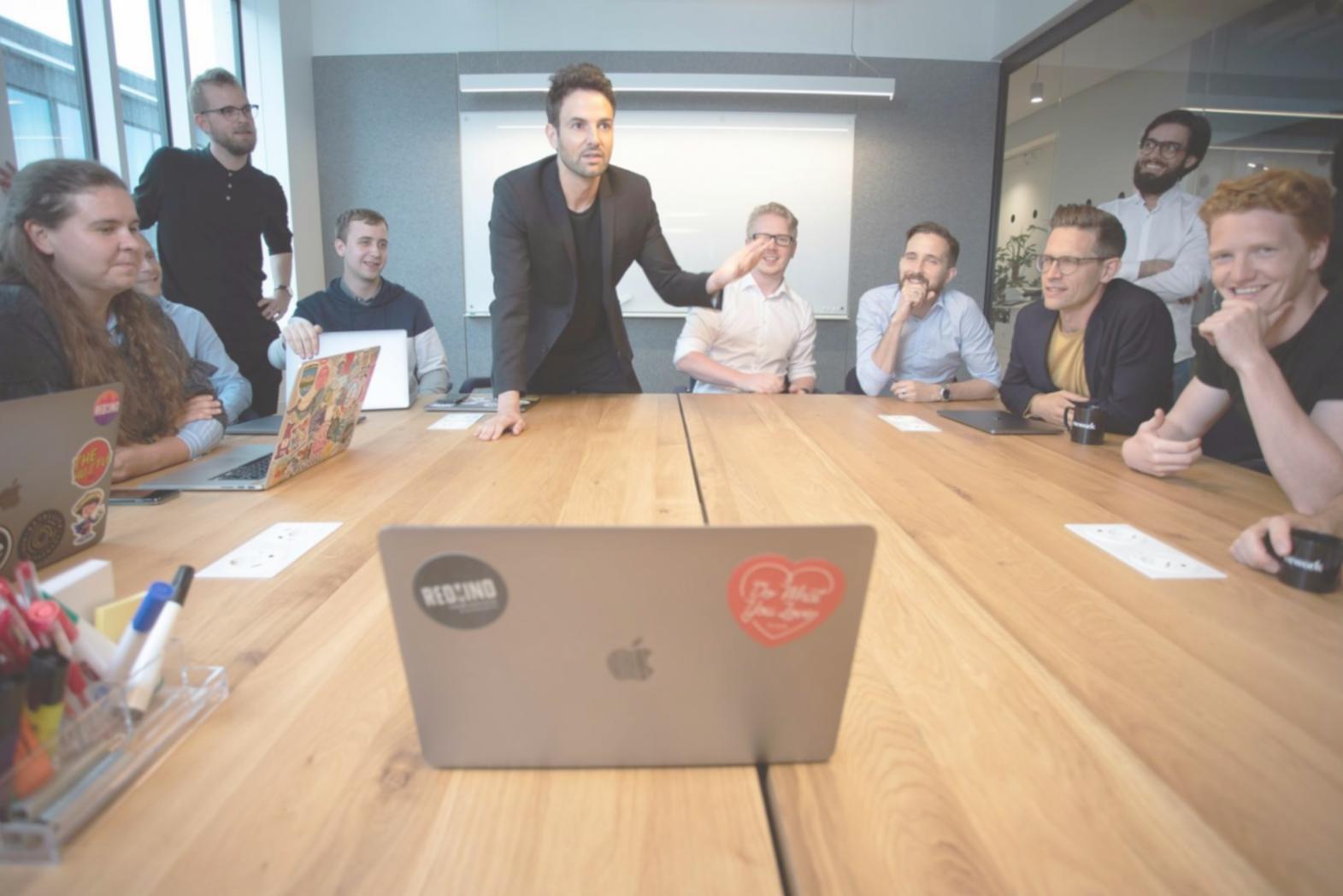Profesionales trabajando en análisis financiero colaborativo